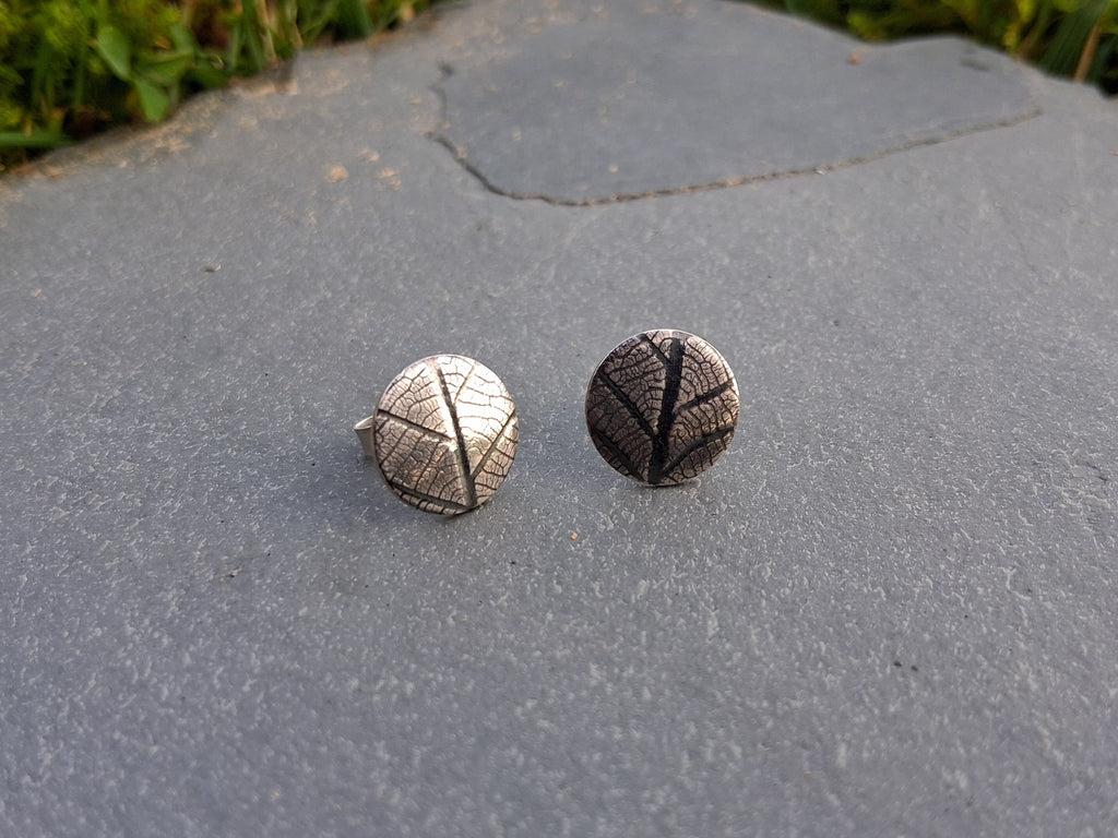 Leaf stud earrings