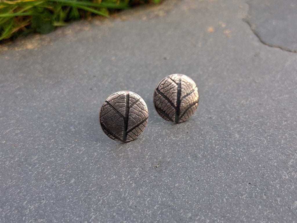 Leaf stud earrings