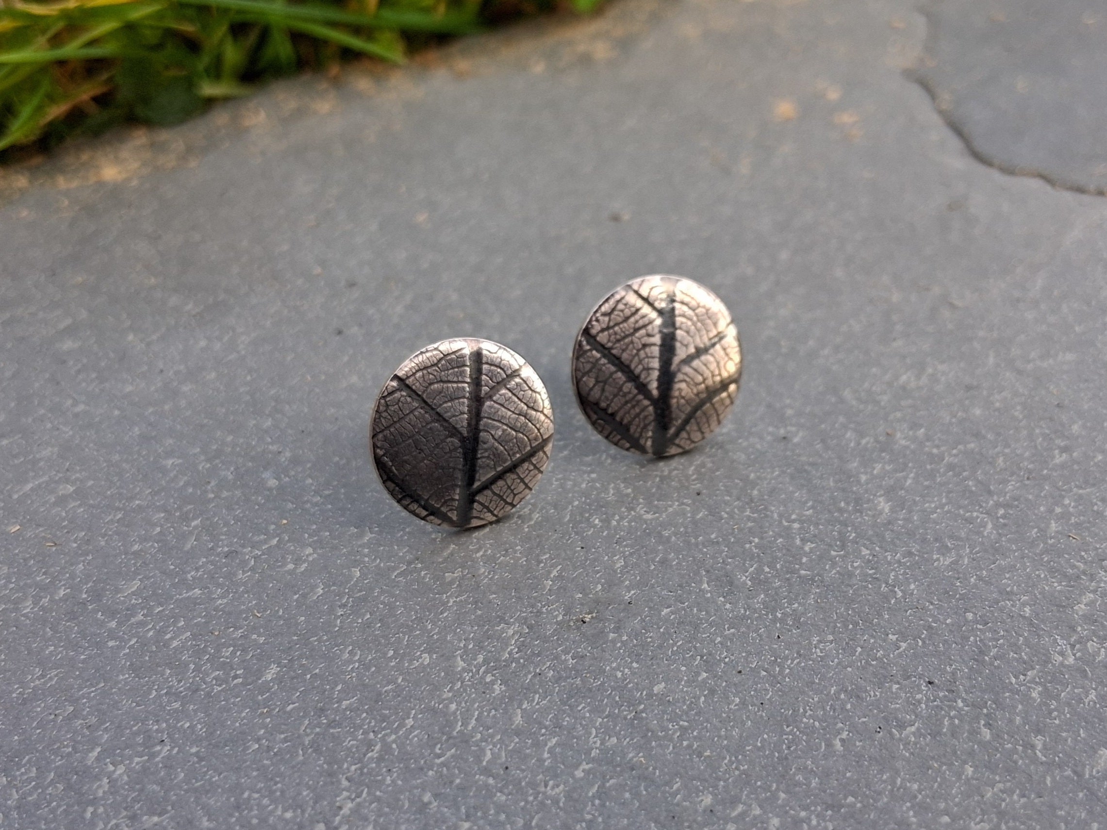 Leaf stud earrings