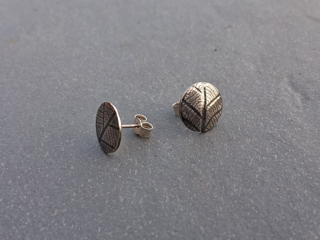 Leaf stud earrings