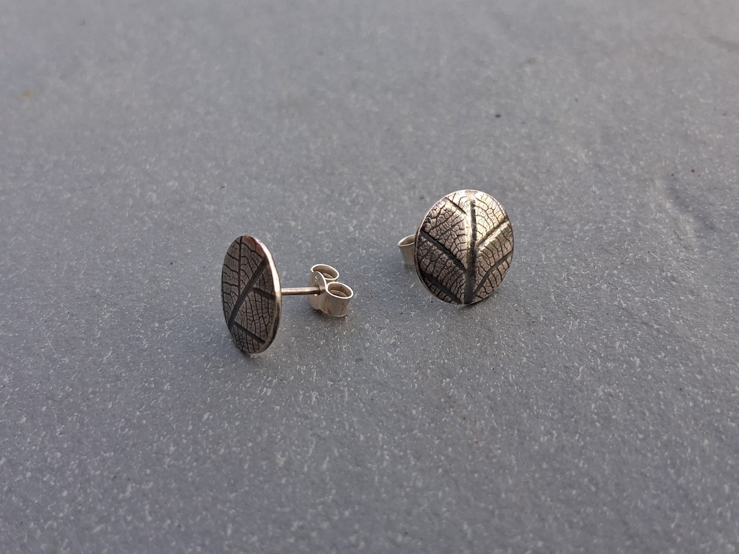 Leaf stud earrings