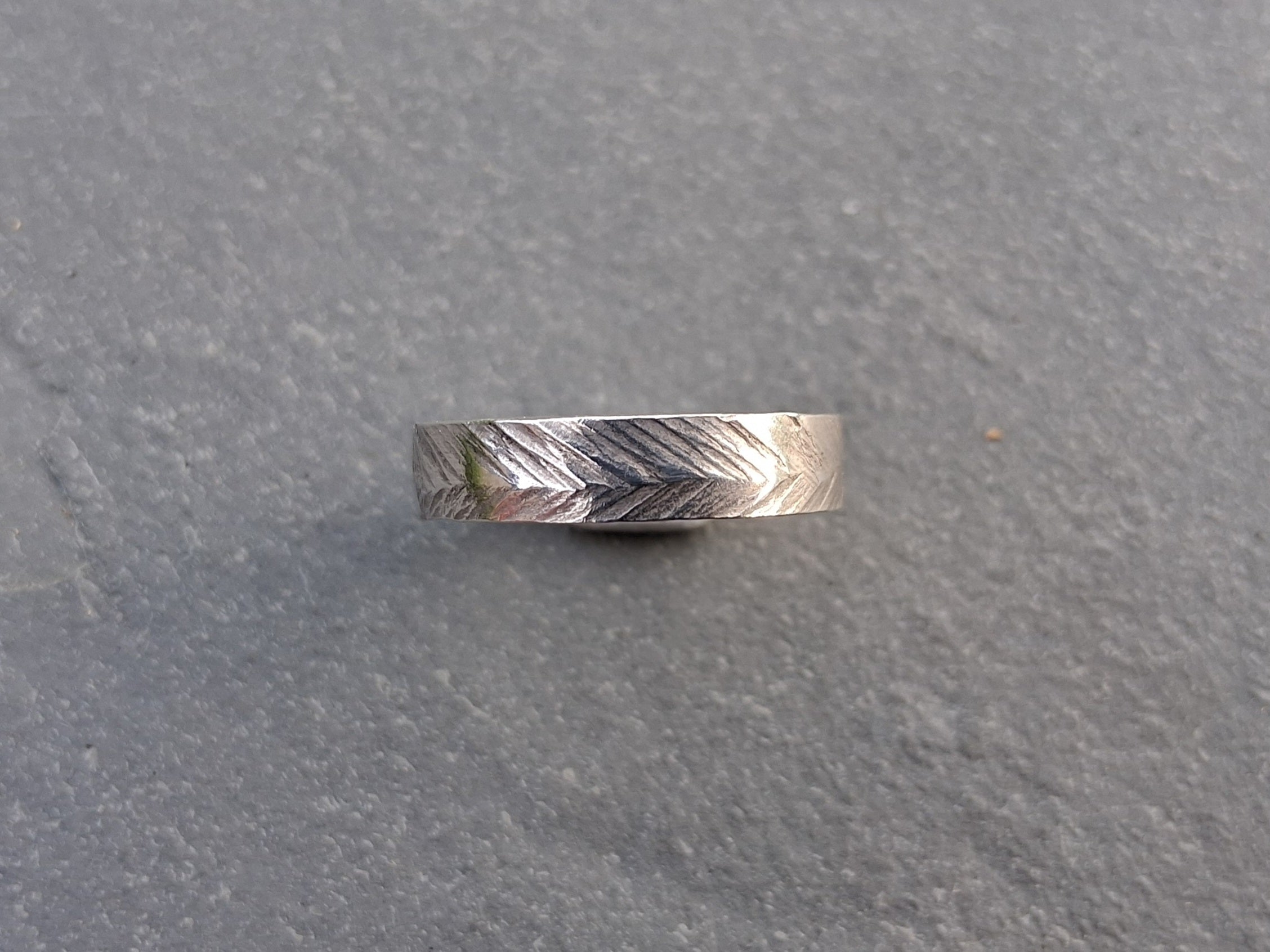 Hammer texture ring herringbone