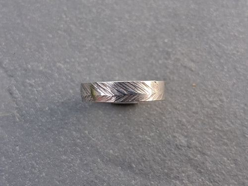 Hammer texture ring herringbone