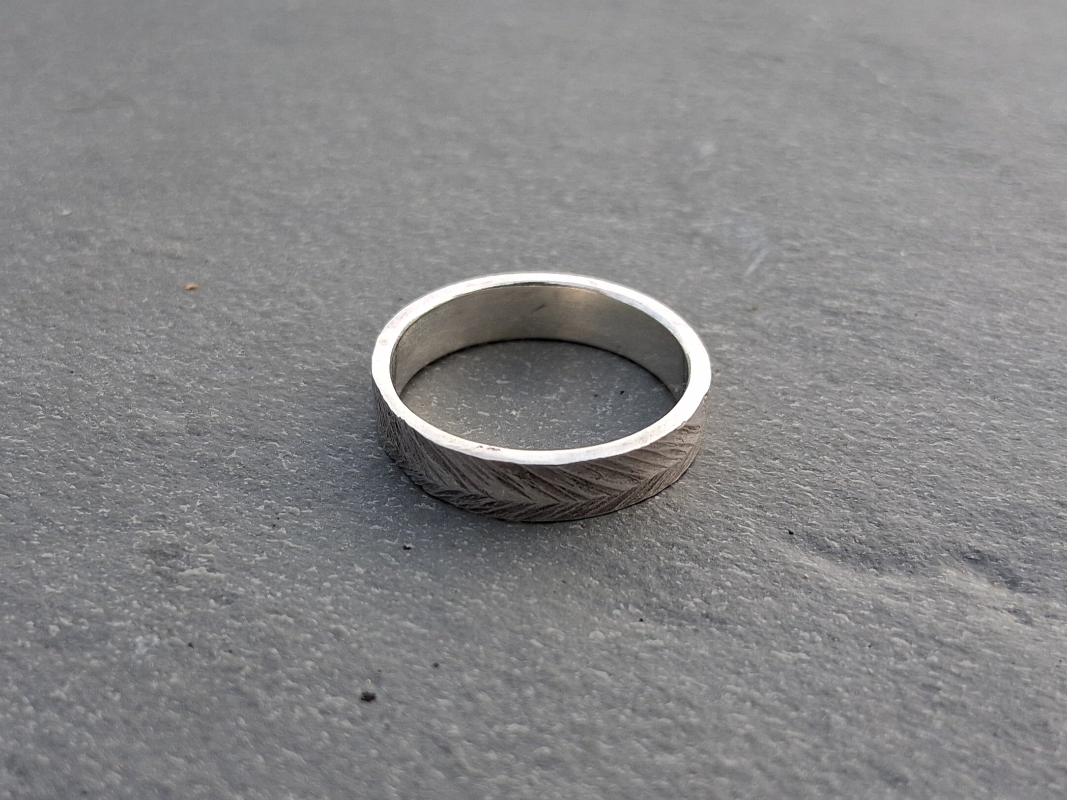 Hammer texture ring herringbone