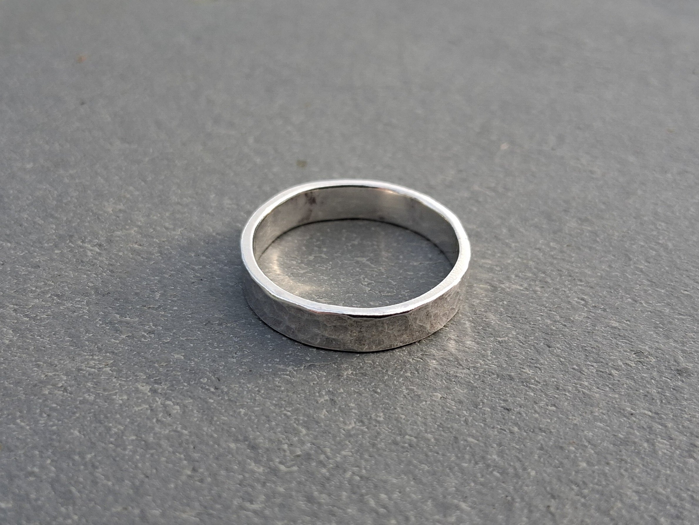 Hammer texture ring