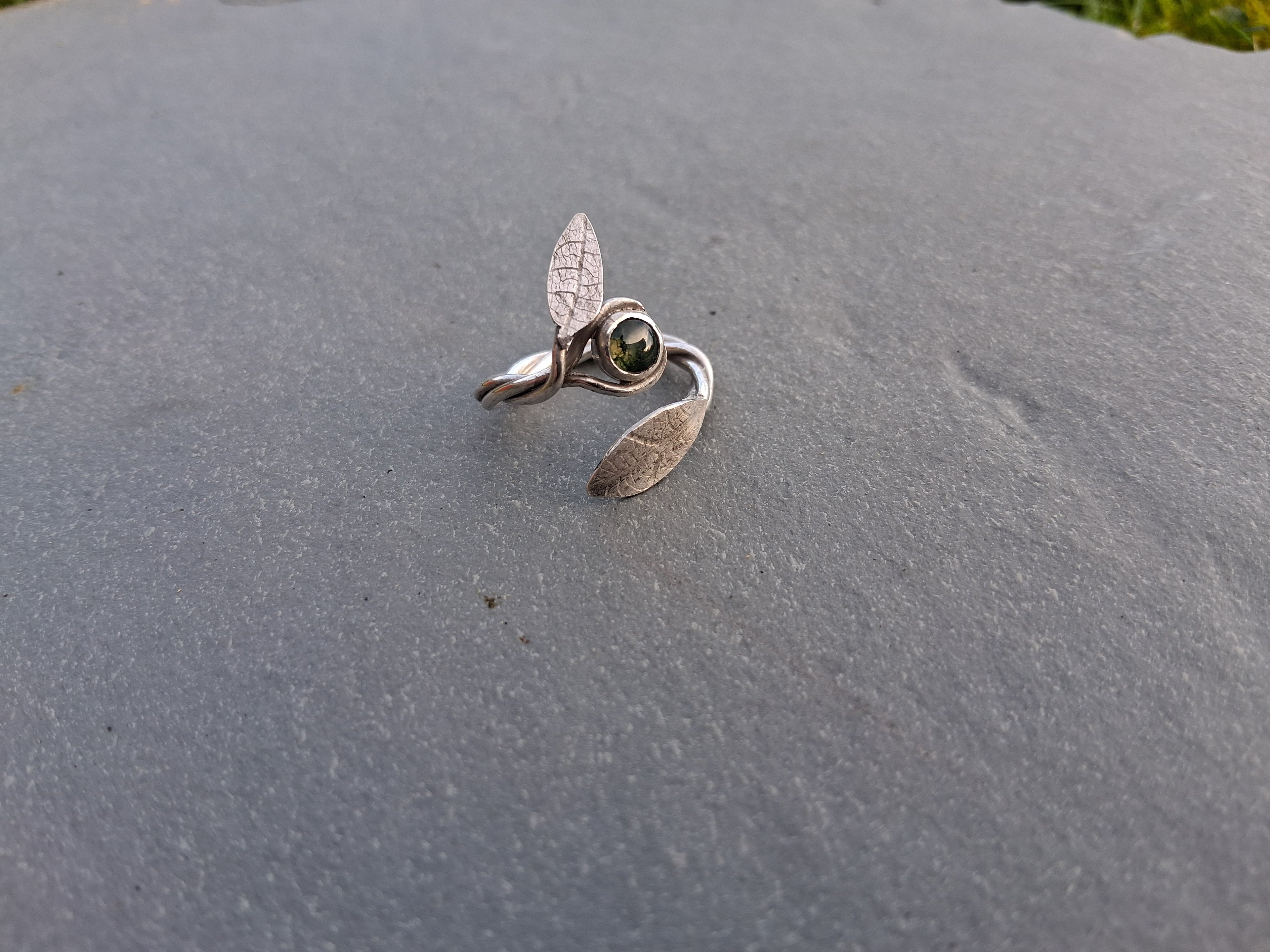 Adjustable vine ring