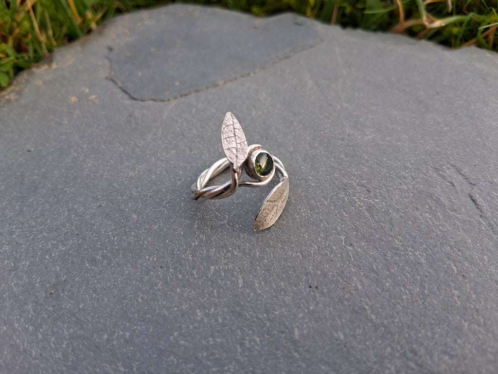 Adjustable vine ring