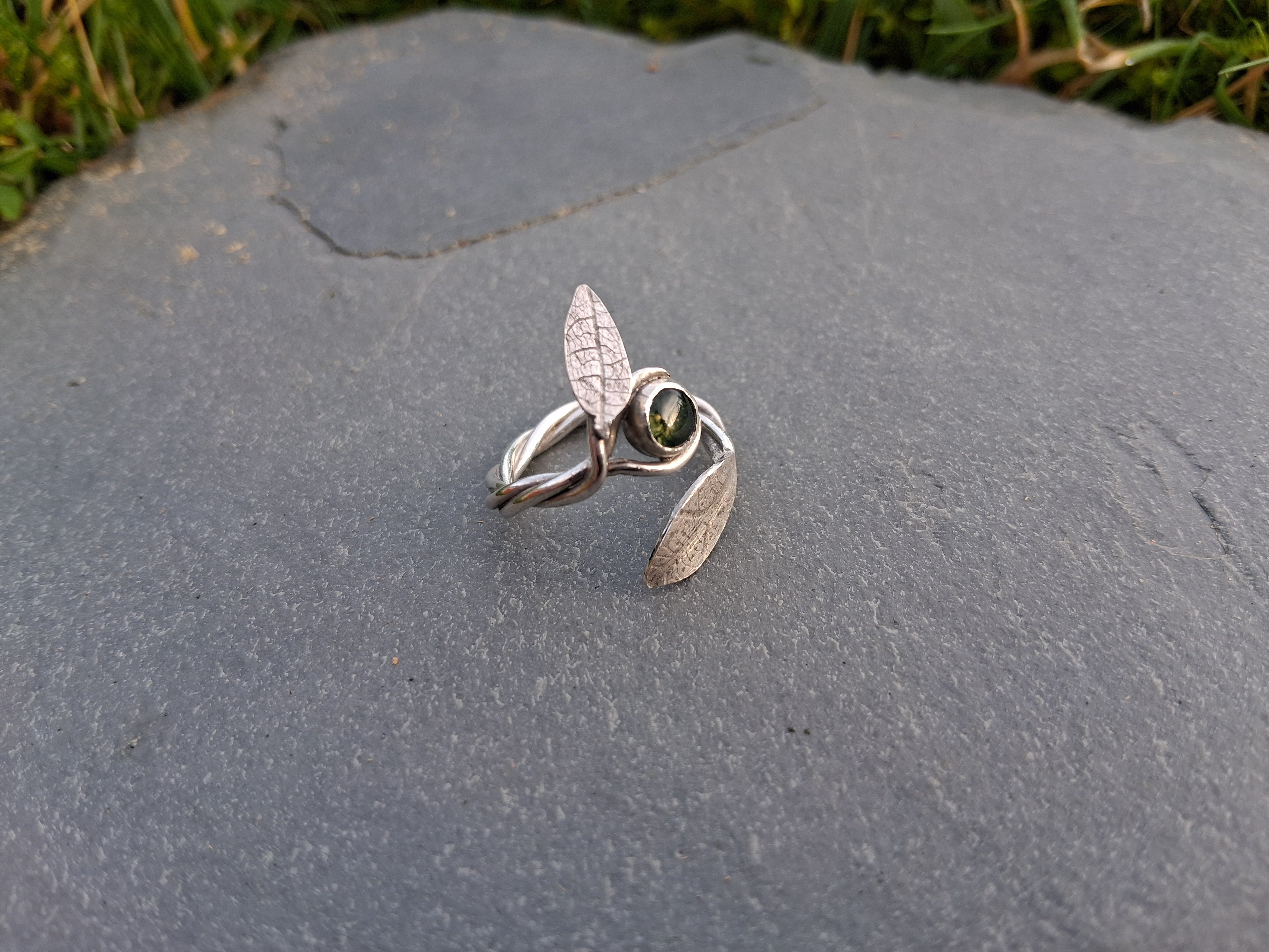 Adjustable vine ring