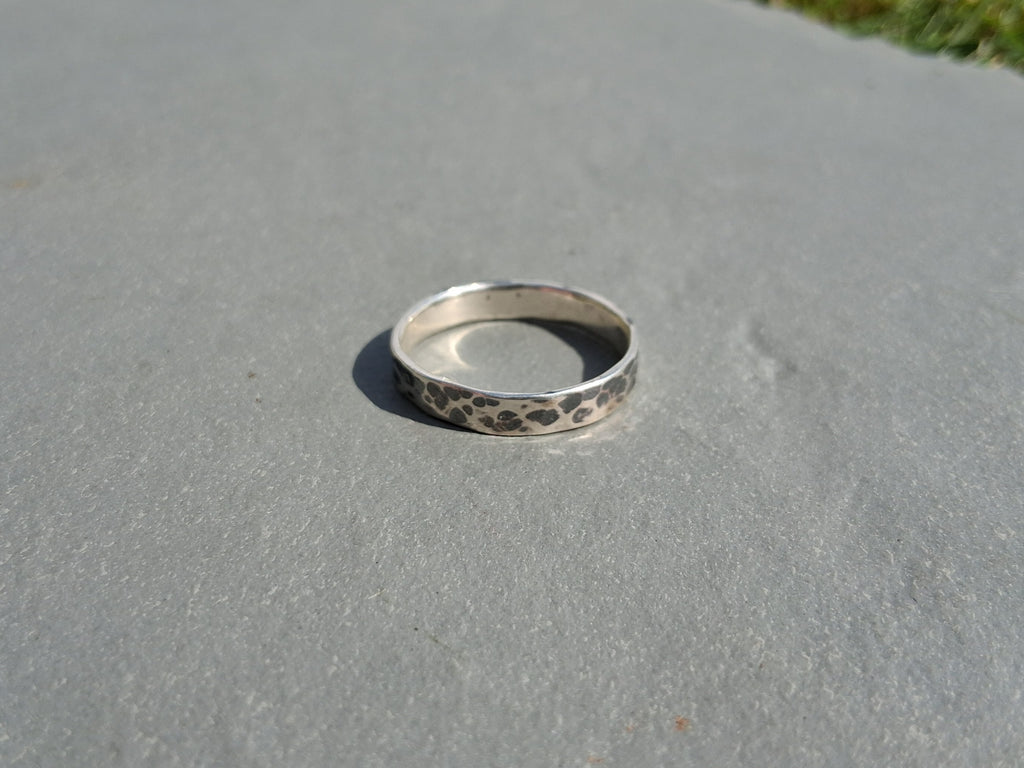 Hammer texture ring