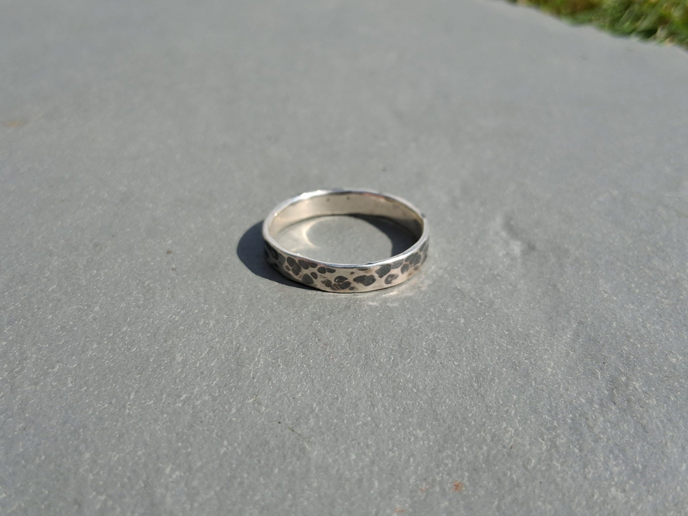 Hammer texture ring