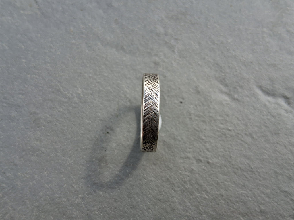 Hammer texture ring herringbone