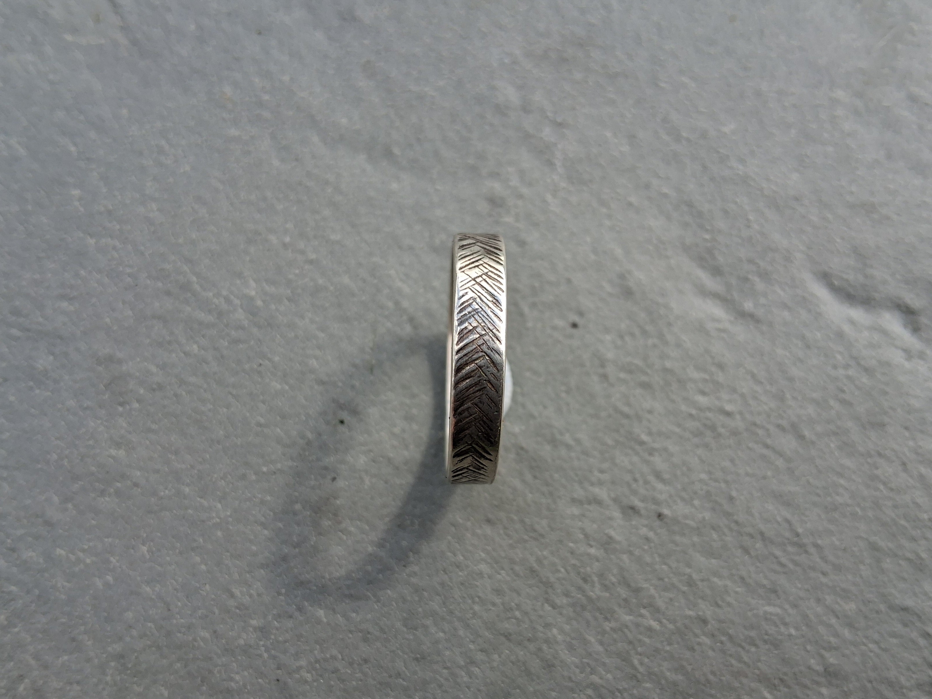 Hammer texture ring herringbone