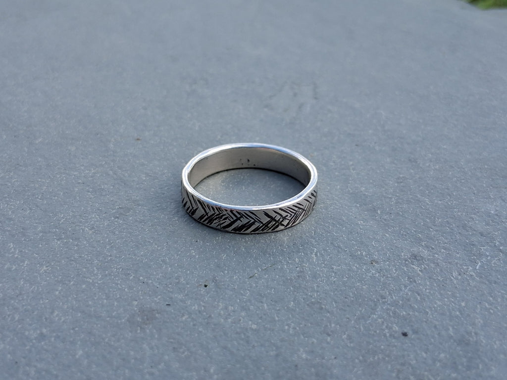Hammer texture ring herringbone