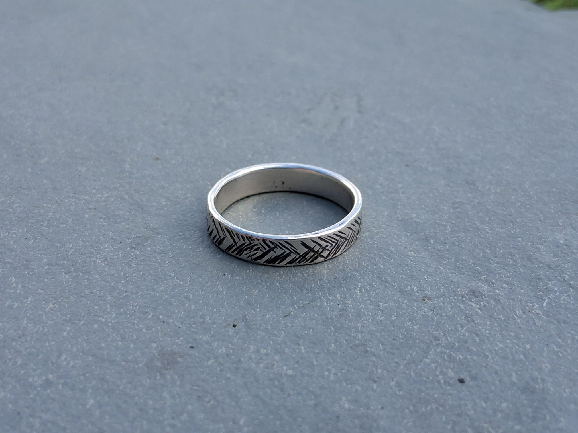 Hammer texture ring herringbone