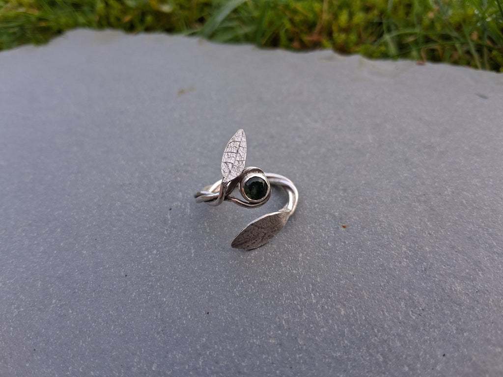 Adjustable vine ring