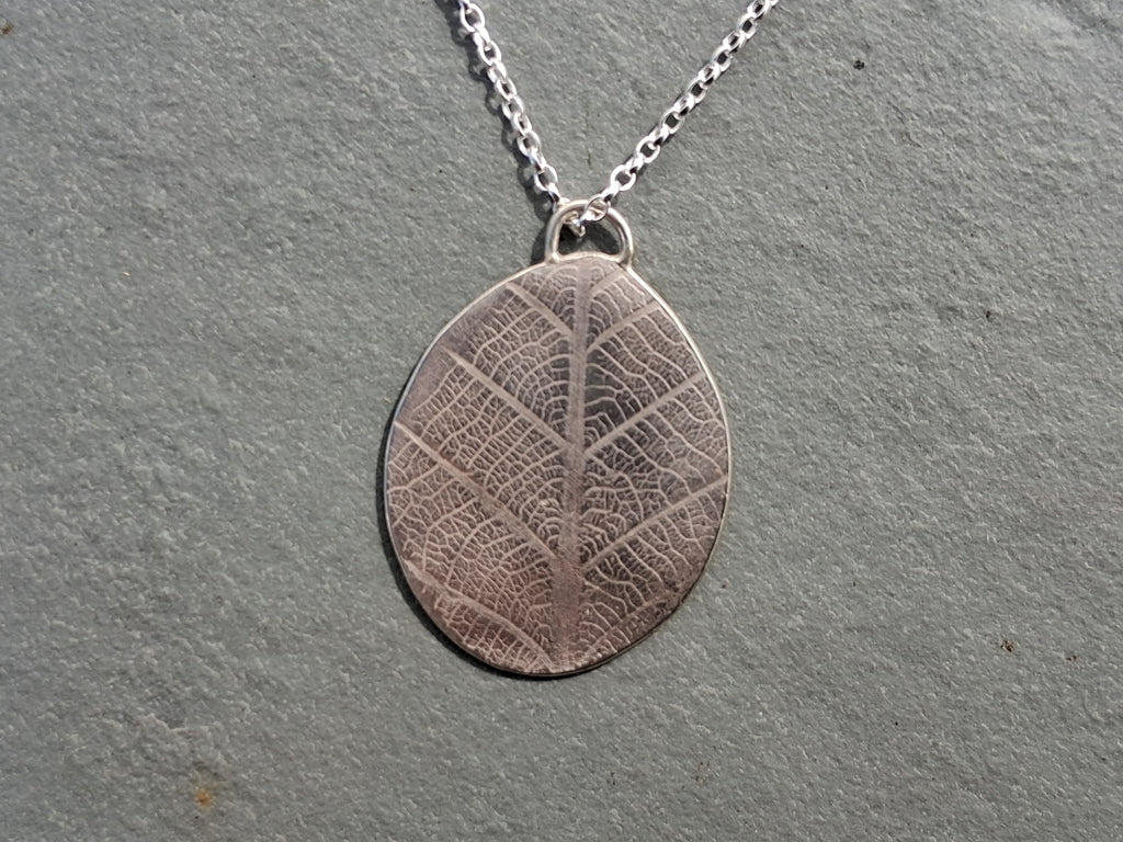 Sterling silver leaf pattern pendant